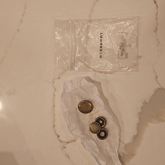 Authentic Burberry Button - Picture 1 of 1